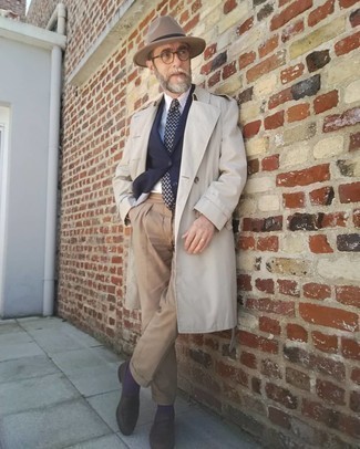 Comment porter une chemise de ville à rayures verticales blanc et bleu marine avec des slippers en cuir marron foncé pour un style elégantes en automne après 50 ans
