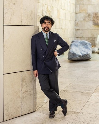 Comment porter une chemise de ville à rayures verticales blanc et bleu marine avec des slippers en cuir marron foncé pour un style elégantes en été à 30 ans