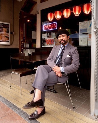 Comment porter une chemise de ville à rayures verticales blanc et bleu marine avec des slippers en cuir marron foncé pour un style elégantes en été à 30 ans