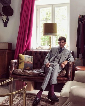 Comment porter une chemise de ville à rayures verticales blanc et bleu marine avec des slippers en cuir marron foncé pour un style elégantes en été à 30 ans