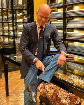 Comment porter une chemise de ville à rayures verticales blanc et bleu marine avec des slippers en cuir marron foncé pour un style elégantes en été à 30 ans