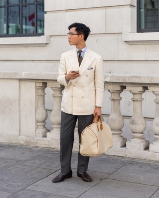 Comment porter une chemise de ville à rayures verticales blanc et bleu marine avec des slippers en cuir marron foncé pour un style elégantes en été à 30 ans