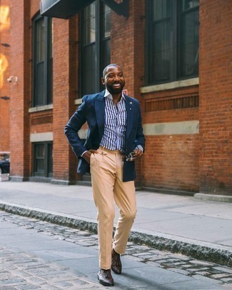 Comment porter une chemise de ville à rayures verticales blanc et bleu marine avec des slippers en cuir marron foncé pour un style elégantes en été à 30 ans