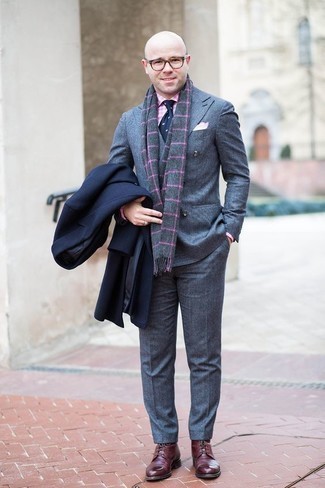 Comment porter une chemise de ville en vichy blanc et rose