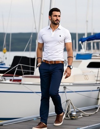 Comment porter une ceinture en toile à rayures horizontales blanc et rouge