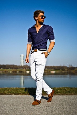 Comment porter une ceinture en toile à rayures horizontales blanc et rouge