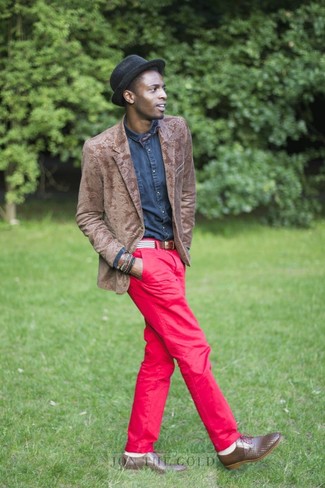Comment porter une ceinture en toile à rayures horizontales blanc et rouge