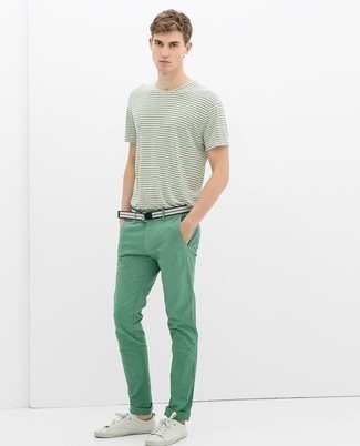 Comment porter une ceinture en toile à rayures horizontales blanc et rouge