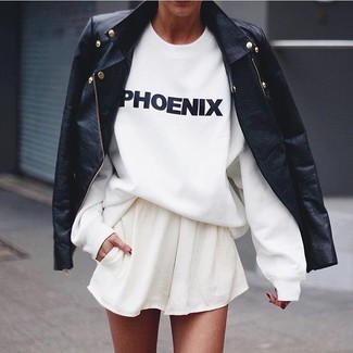 Comment porter un t-shirt à col rond imprimé blanc et rouge à 20 ans