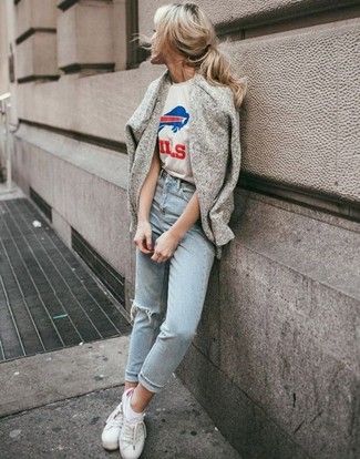 Comment porter un t-shirt à col rond imprimé blanc et rouge à 20 ans