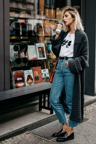 Comment porter un t-shirt à col rond imprimé blanc et rouge à 20 ans