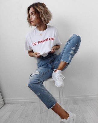 Comment porter un t-shirt à col rond imprimé blanc et rouge