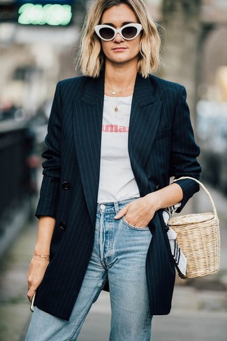 Comment porter un t-shirt à col rond imprimé blanc et rouge