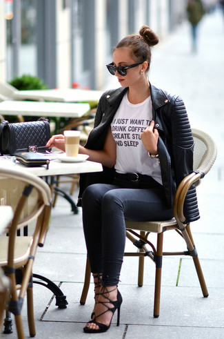 Comment porter un t-shirt à col rond imprimé blanc et rouge quand il fait chaud à 20 ans