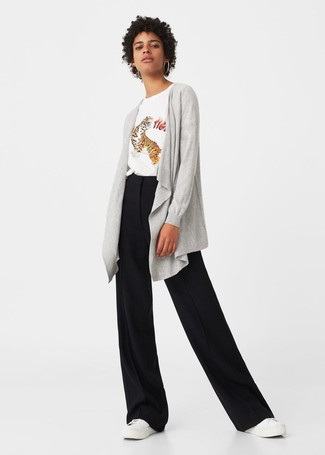 Comment porter un t-shirt à col rond imprimé blanc et rouge à 20 ans