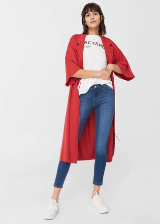 Comment porter un t-shirt à col rond imprimé blanc et rouge à 20 ans