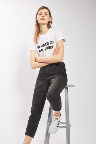 Comment porter un t-shirt à col rond imprimé blanc et rouge à 20 ans