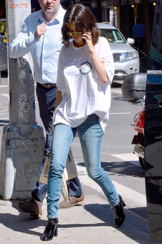 Comment porter un t-shirt à col rond imprimé blanc et rouge quand il fait chaud à 20 ans