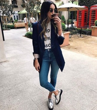 Comment porter un t-shirt à col rond imprimé blanc et rouge à 20 ans