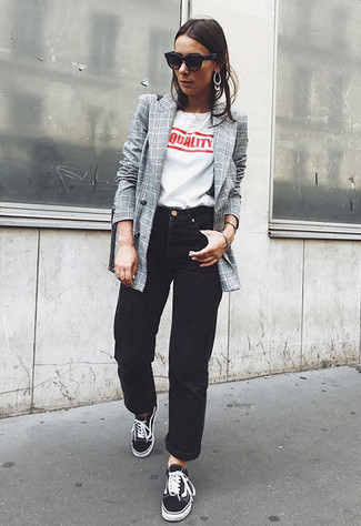 Comment porter un t-shirt à col rond imprimé blanc et rouge