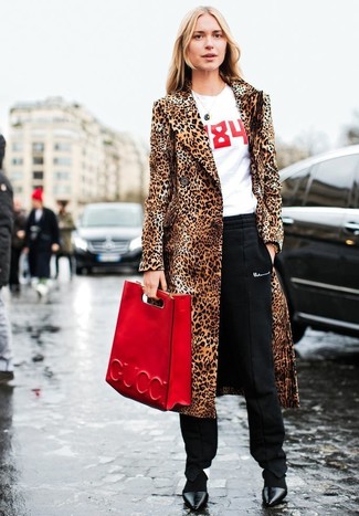 Comment porter un t-shirt à col rond imprimé blanc et rouge à 20 ans