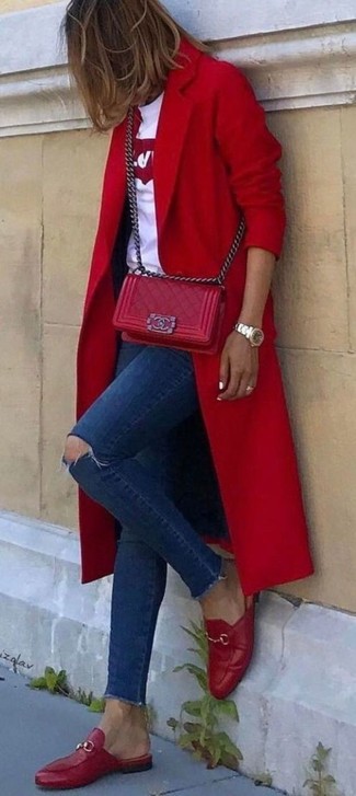 Comment porter un t-shirt à col rond imprimé blanc et rouge