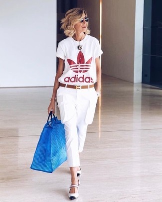 Comment porter un t-shirt à col rond imprimé blanc et rouge