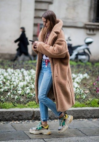 Comment porter un t-shirt à col rond imprimé blanc et rouge