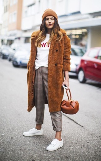 Comment porter un t-shirt à col rond imprimé blanc et rouge