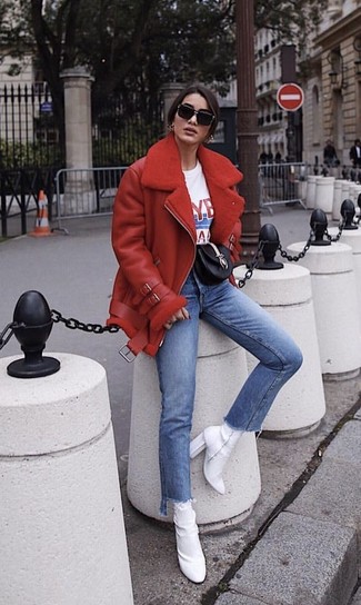 Comment porter un t-shirt à col rond imprimé blanc et rouge