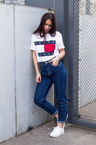 Comment porter un t-shirt à col rond imprimé blanc et rouge à 20 ans