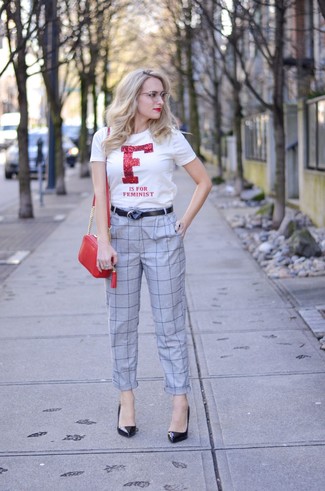 Comment porter un t-shirt à col rond imprimé blanc et rouge