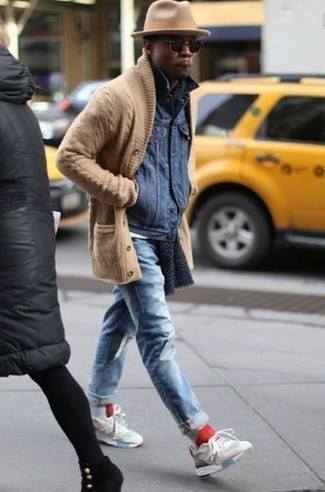 Comment porter des chaussettes blanc et rouge