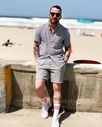 Comment porter des chaussettes blanc et rouge