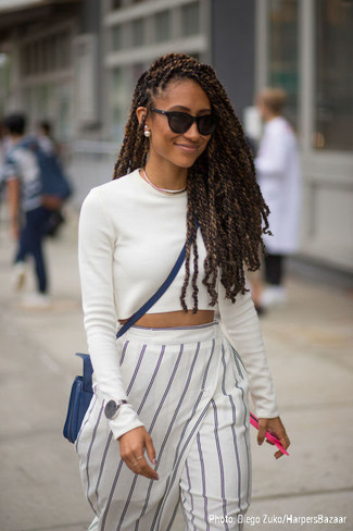 Comment porter un pantalon slim à rayures verticales blanc et rouge quand il fait chaud