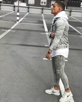 Comment porter des chaussures de sport blanches avec un jean skinny gris foncé