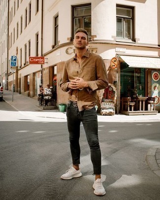 Comment porter des chaussures de sport blanches avec un jean skinny gris foncé