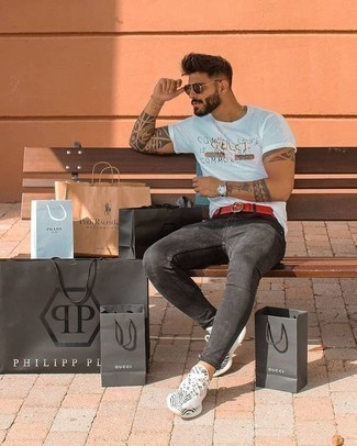 Comment porter des chaussures de sport blanches avec un jean skinny gris foncé