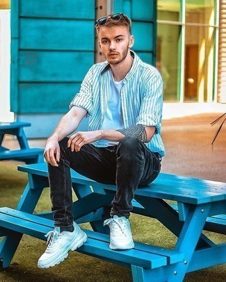 Comment porter des chaussures de sport blanches avec un jean skinny gris foncé