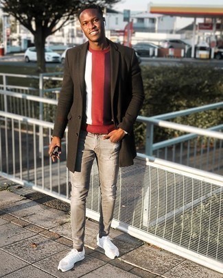 Comment porter des chaussures de sport blanches avec un jean skinny gris foncé