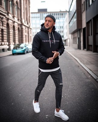 Comment porter des chaussures de sport blanches avec un jean skinny gris foncé