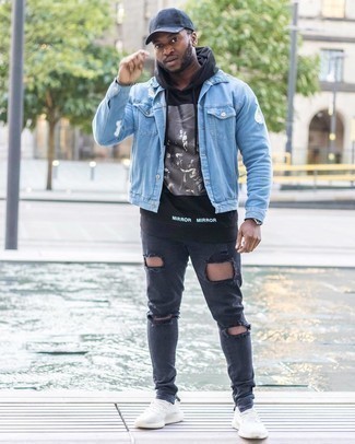 Comment porter des chaussures de sport blanches avec un jean skinny gris foncé