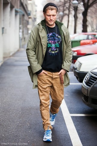 Un sweat-shirt à porter avec des chaussures de sport blanches