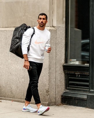 Un sweat-shirt à porter avec des chaussures de sport blanches