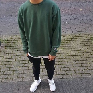 Un sweat-shirt à porter avec des chaussures de sport blanches