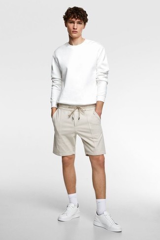 Un sweat-shirt à porter avec des chaussures de sport blanches