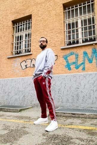Un sweat-shirt à porter avec des chaussures de sport blanches