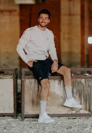 Un sweat-shirt à porter avec des chaussures de sport blanches