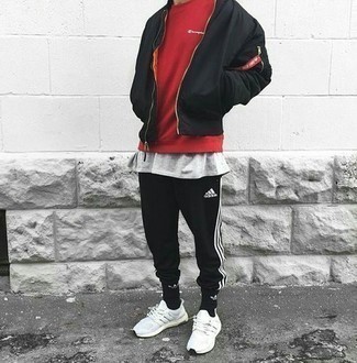 Un sweat-shirt à porter avec des chaussures de sport blanches