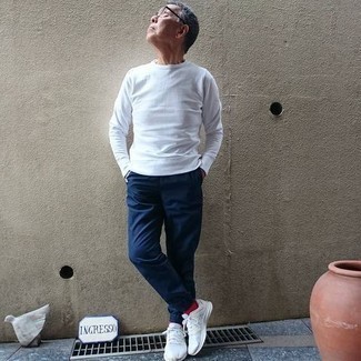 Un sweat-shirt à porter avec des chaussures de sport blanches